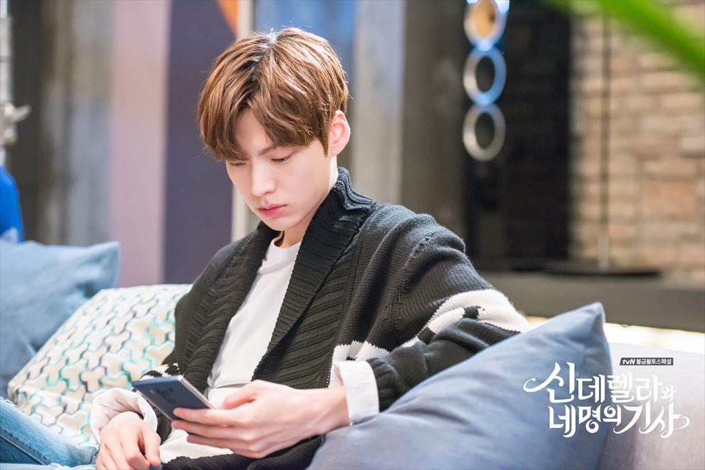 《灰姑娘与四骑士》海报第43张图片 《灰姑娘与四骑士》海报第43张图片