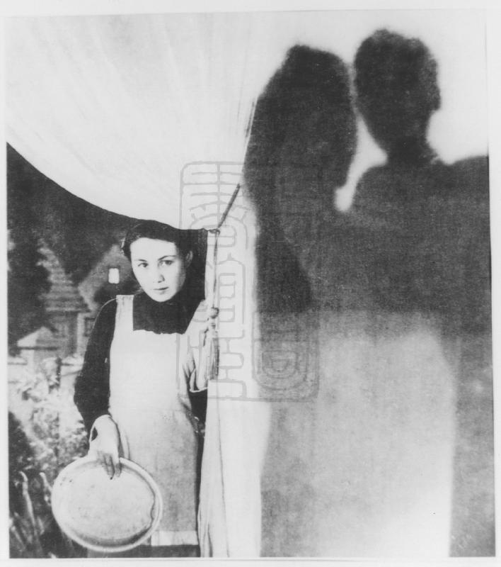 《一江春水向东流》海报第3张图片 《一江春水向东流》海报第3张图片