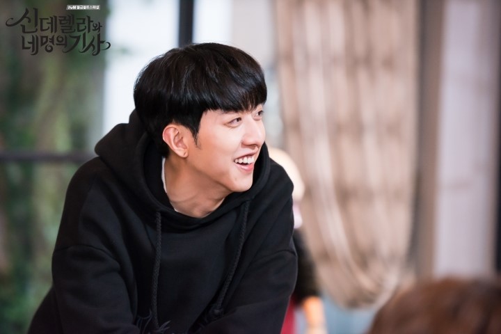 《灰姑娘与四骑士》海报第55张图片 《灰姑娘与四骑士》海报第55张图片