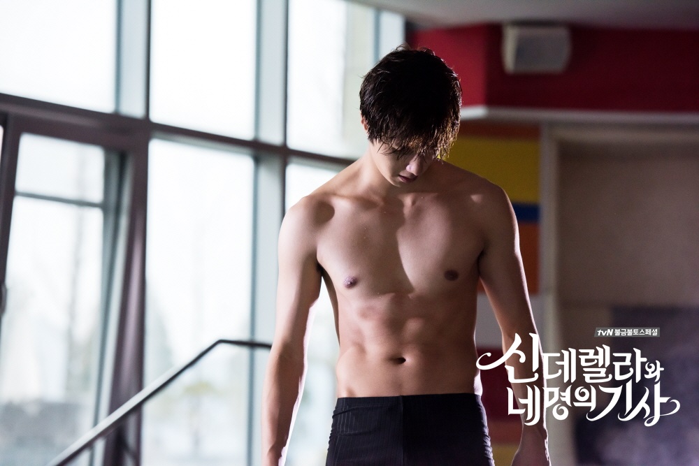 《灰姑娘与四骑士》海报第13张图片 《灰姑娘与四骑士》海报第13张图片