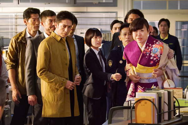 《打破常规的警察署长》剧照