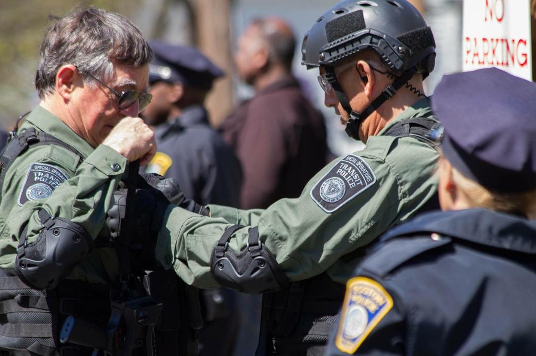 《恐袭波士顿》海报