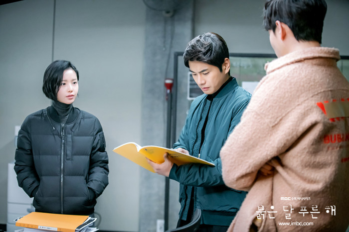 《赤月青日》海报第33张图片 《赤月青日》海报第33张图片