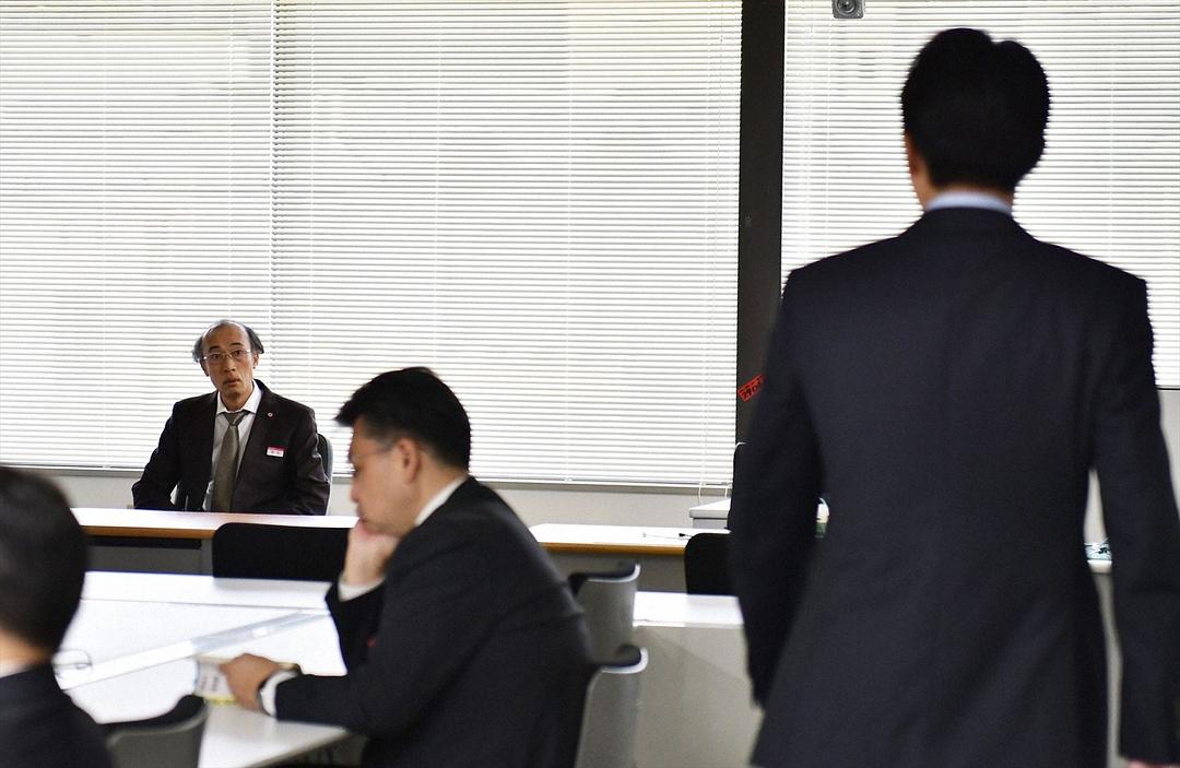 《集体降职》海报第29张图片 《集体降职》海报第29张图片