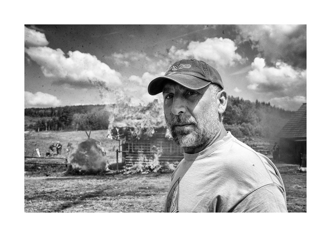 《被涂污的鸟》海报第37张图片 《被涂污的鸟》海报第37张图片