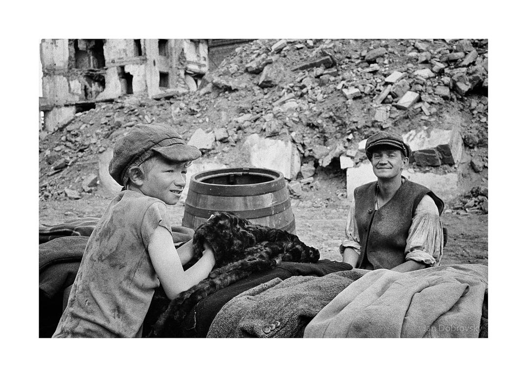 《被涂污的鸟》海报第30张图片 《被涂污的鸟》海报第30张图片