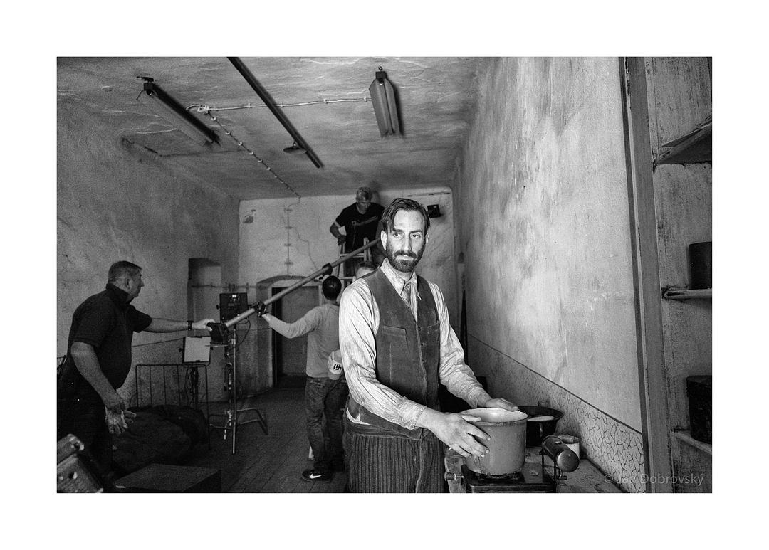 《被涂污的鸟》海报第7张图片 《被涂污的鸟》海报第7张图片